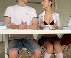 Karanje Seksi Školarke u Učionici