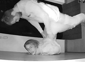 Žena Vara Muža s Komšijom – Skrivena Kamera